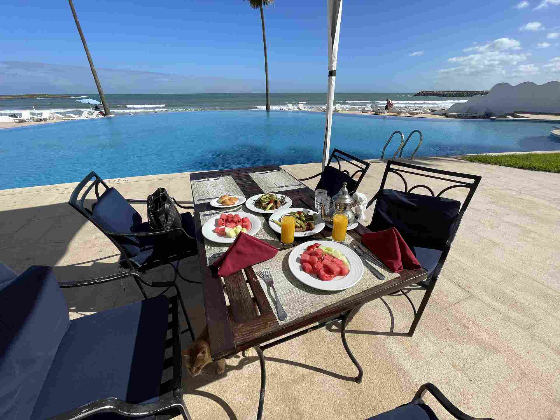 Swimmingpool-Fruehstueck-Strandhotel-Skhirat-Rabat