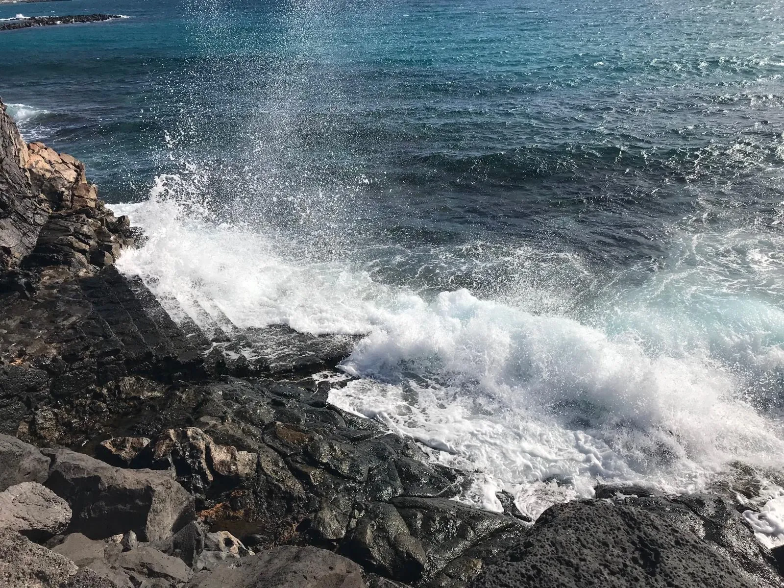 Lanzarote Brandung lavafelsen
