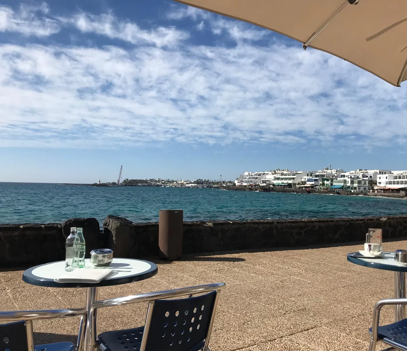 Lanzarote Cafeterrasse kuestenpanorama