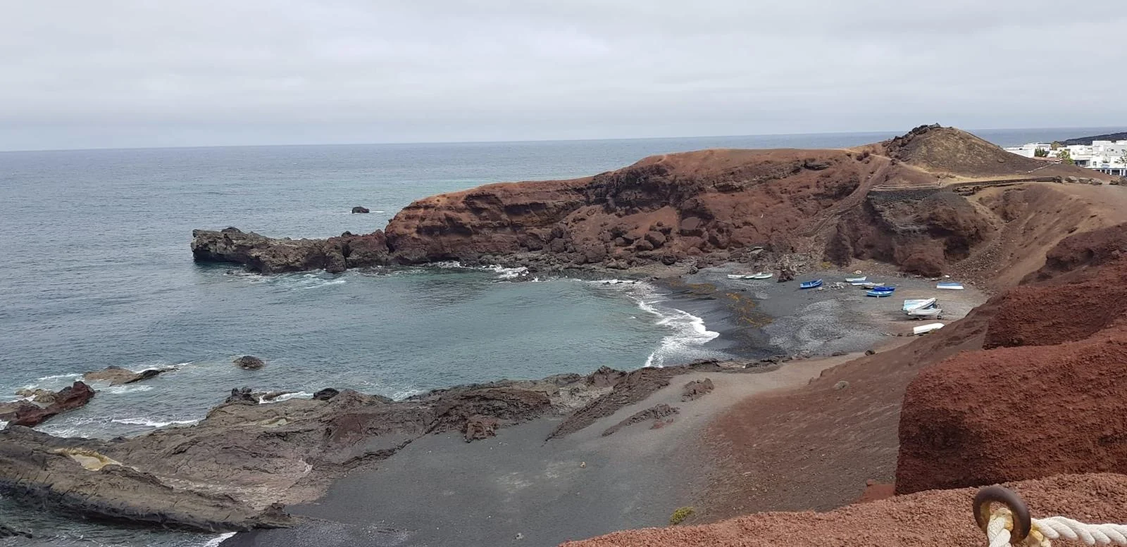 Lanzarote Felsbucht schwarzer strand fischerboote