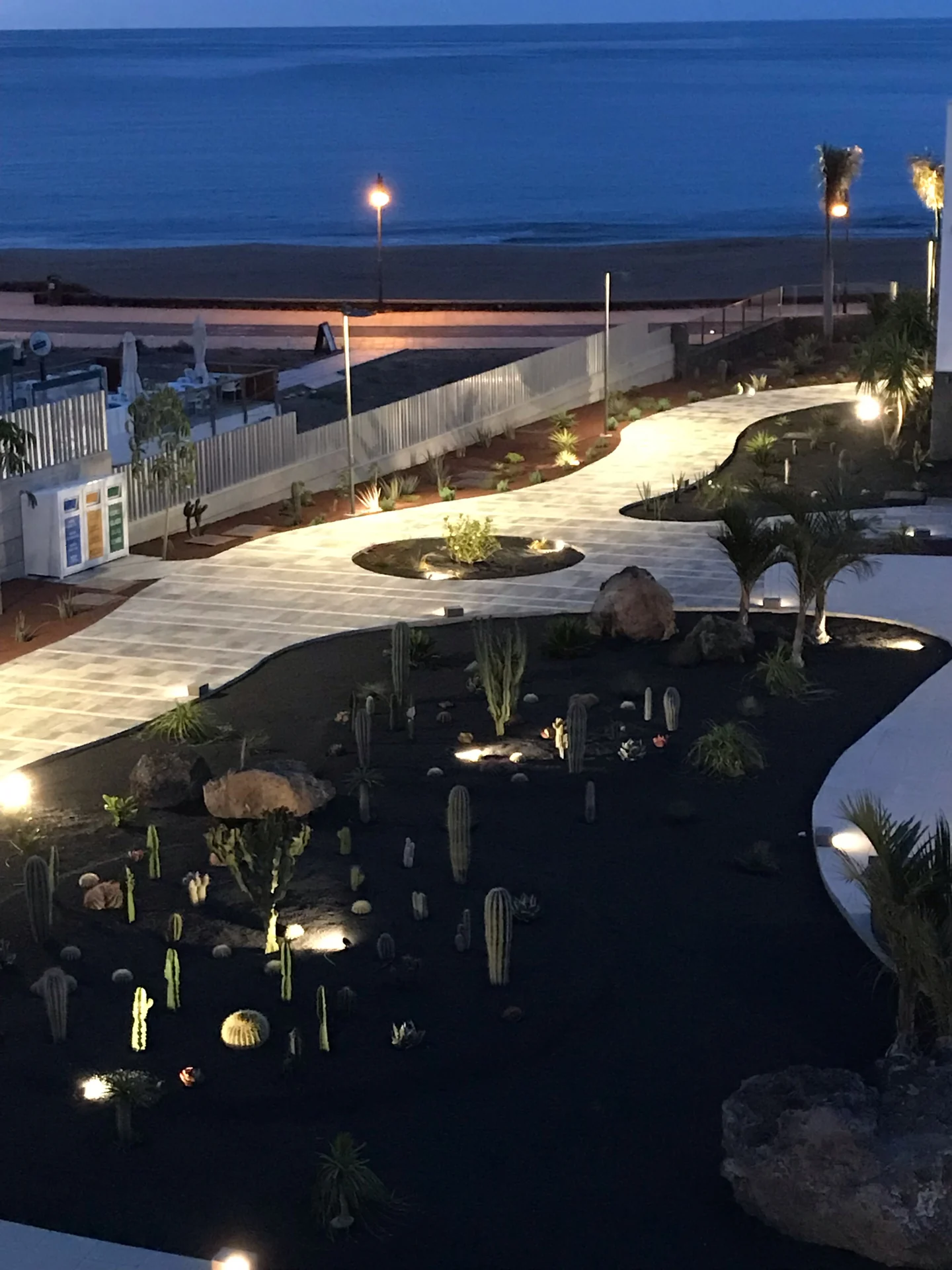 Lanzarote Hotel lava beach puerto del carmen beleuchteter kakteengarten meerblick