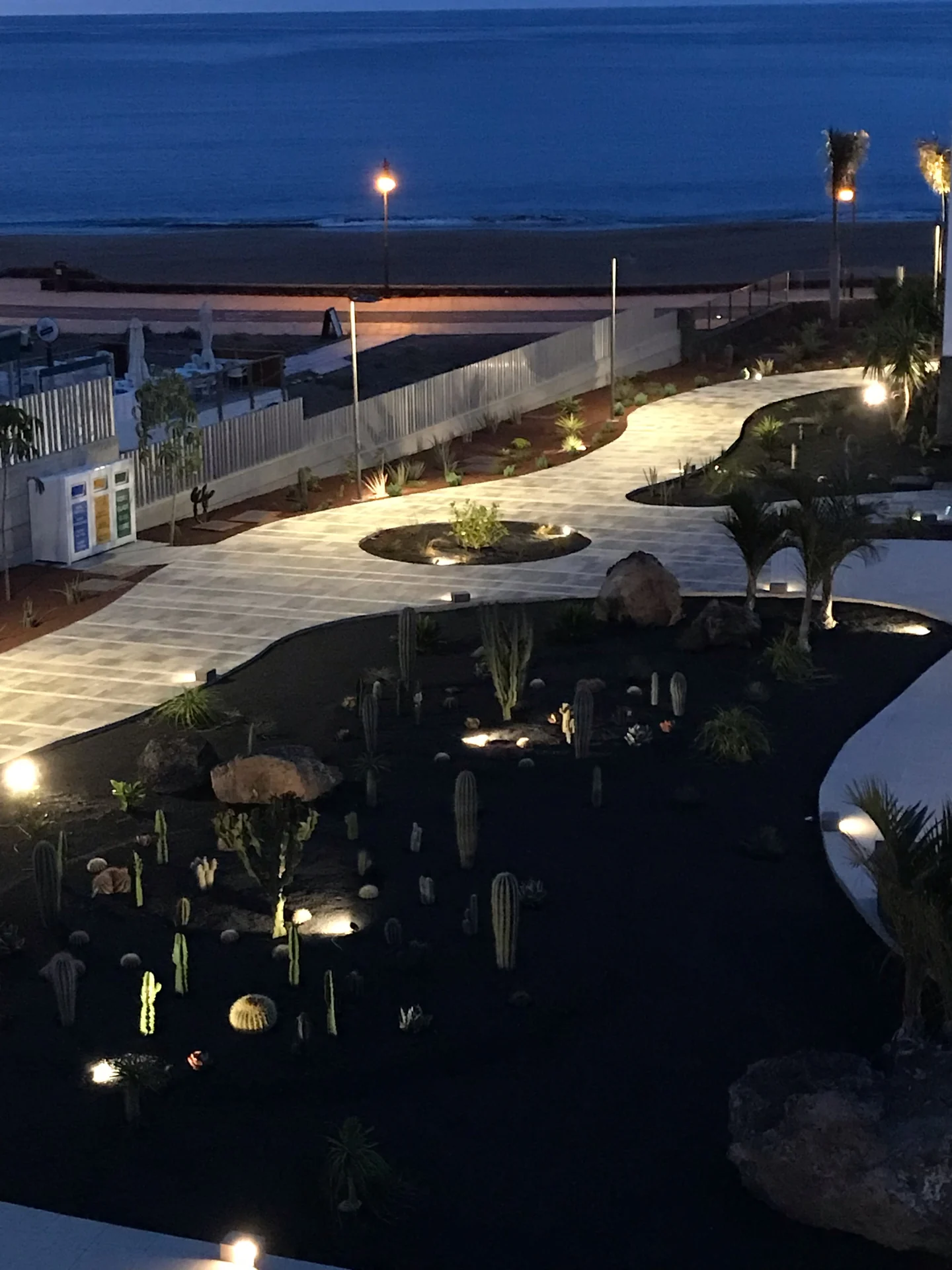 Lanzarote Hotel lava beach puerto del carmen beleuchteter kakteengarten meerblick