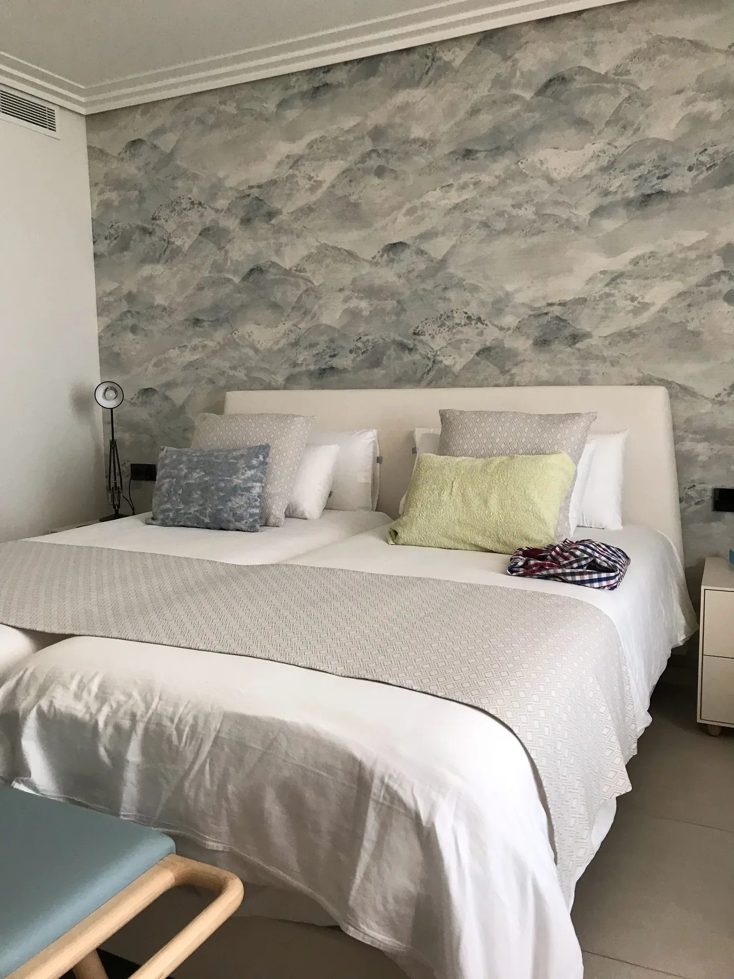 Lanzarote Hotel lava beach puerto del carmen hotelzimmer doppelbett steinoptik