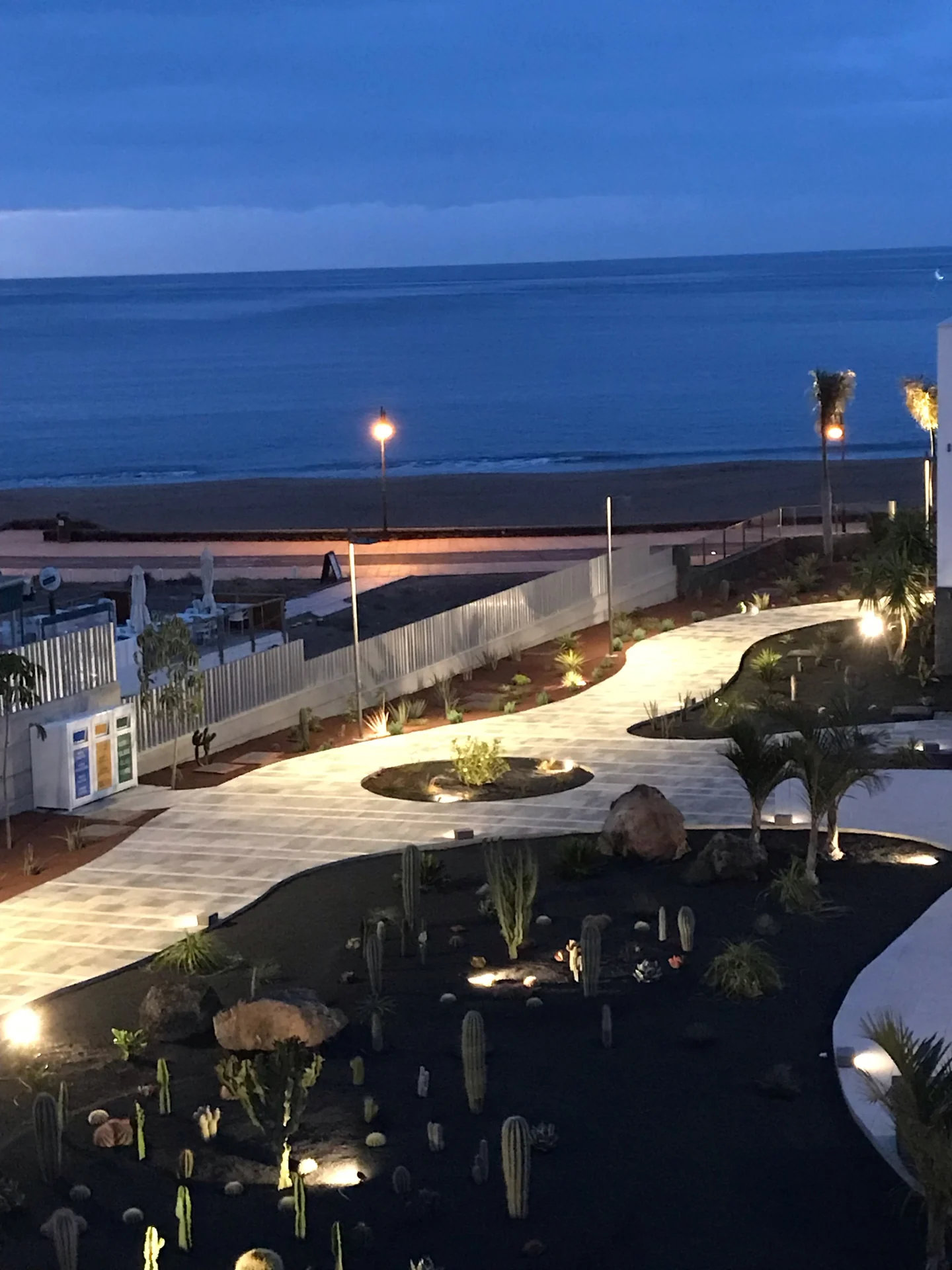 Lanzarote Hotel lava beach puerto del carmen kakteengarten kuestenblick blaue stunde