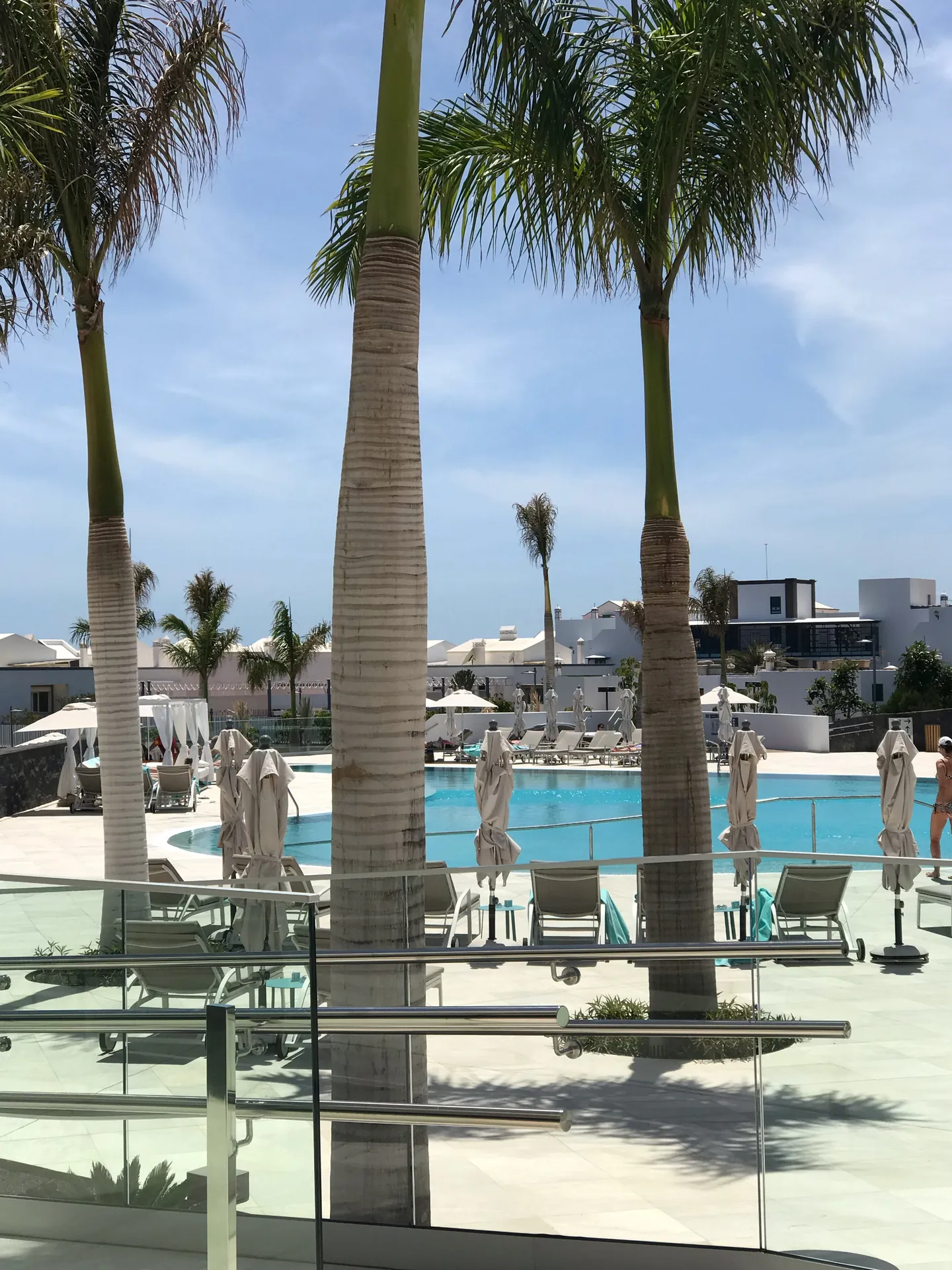 Lanzarote Hotel lava beach puerto del carmen poolbereich palmen liegestuehle