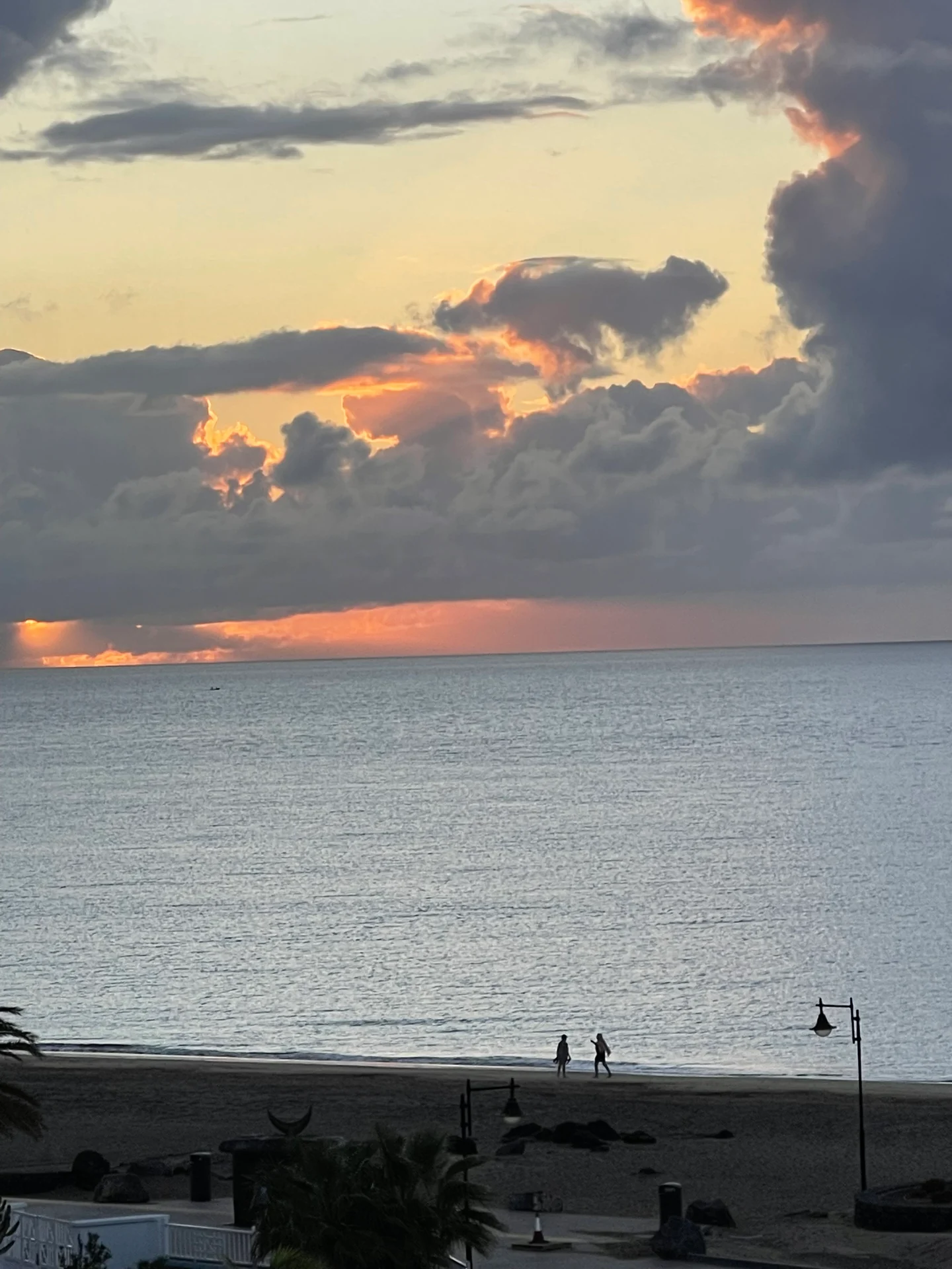 Lanzarote Los pocillos atlantik wolken goldenes licht