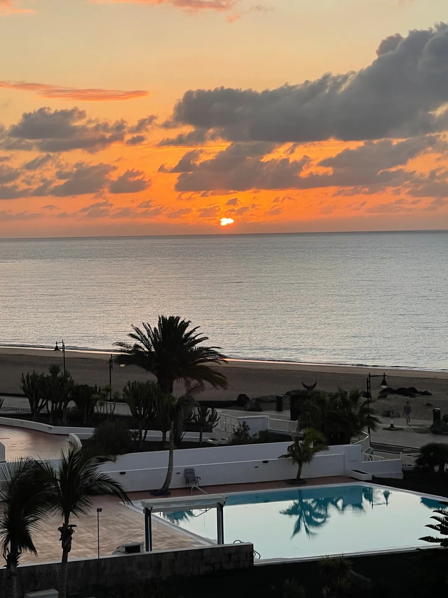 Lanzarote Los pocillos pool im vordergrund strandblick goldenes licht