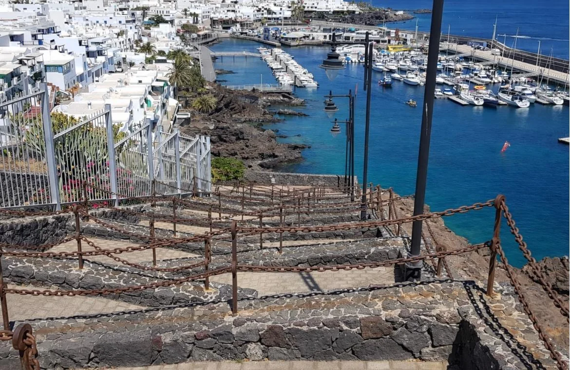 Lanzarote Puerto del carmen alter hafen boote aussicht