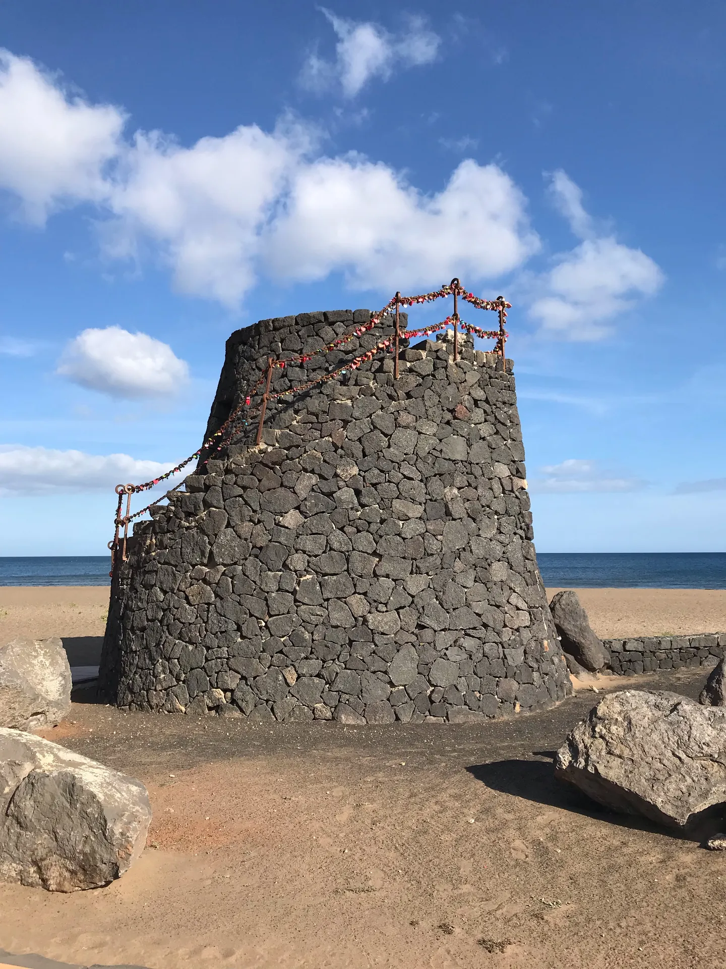 Lanzarote Puerto del carmen steinturm strandpromenade
