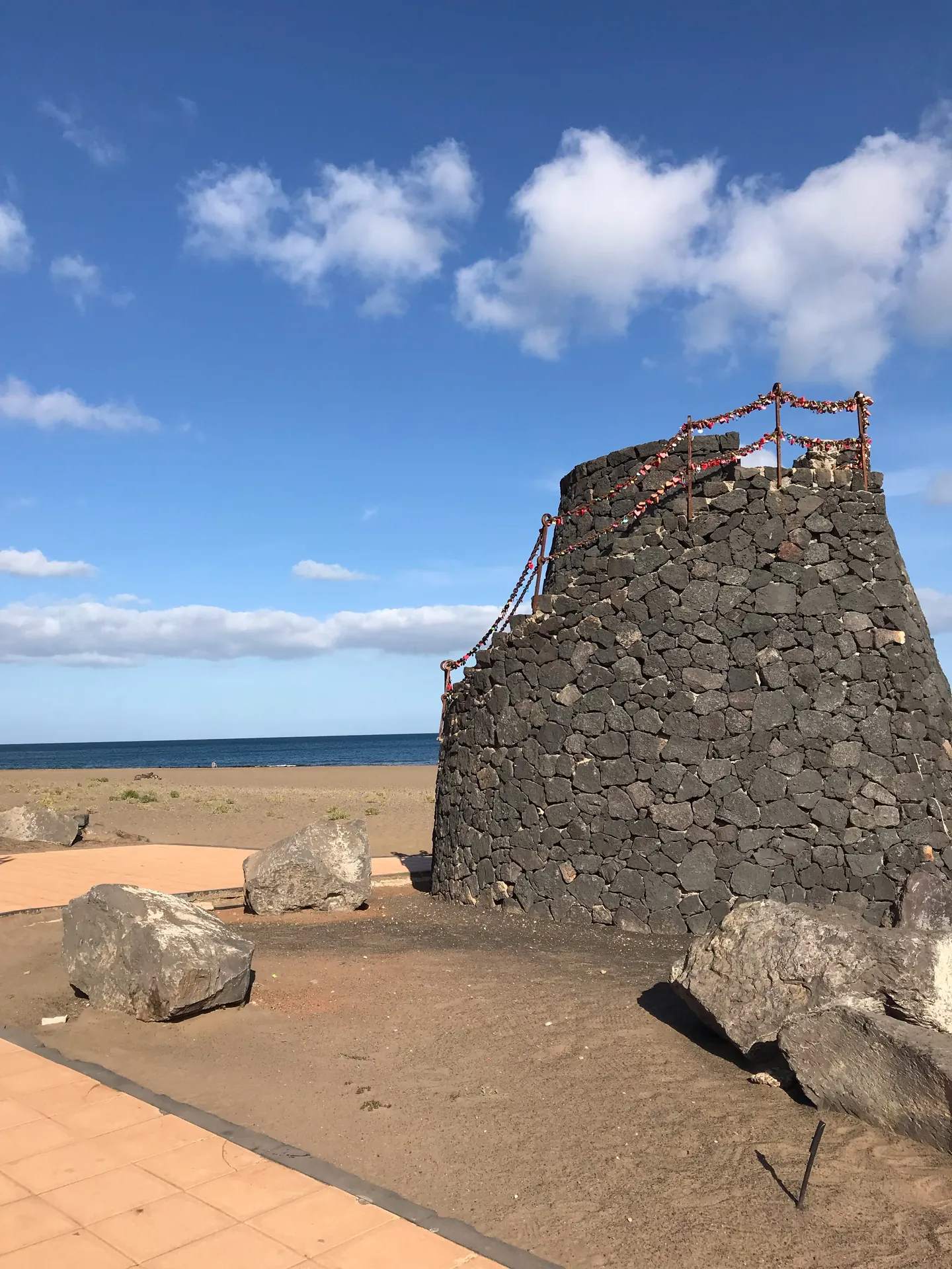 Lanzarote Puerto del carmen steinturm strandpromenade