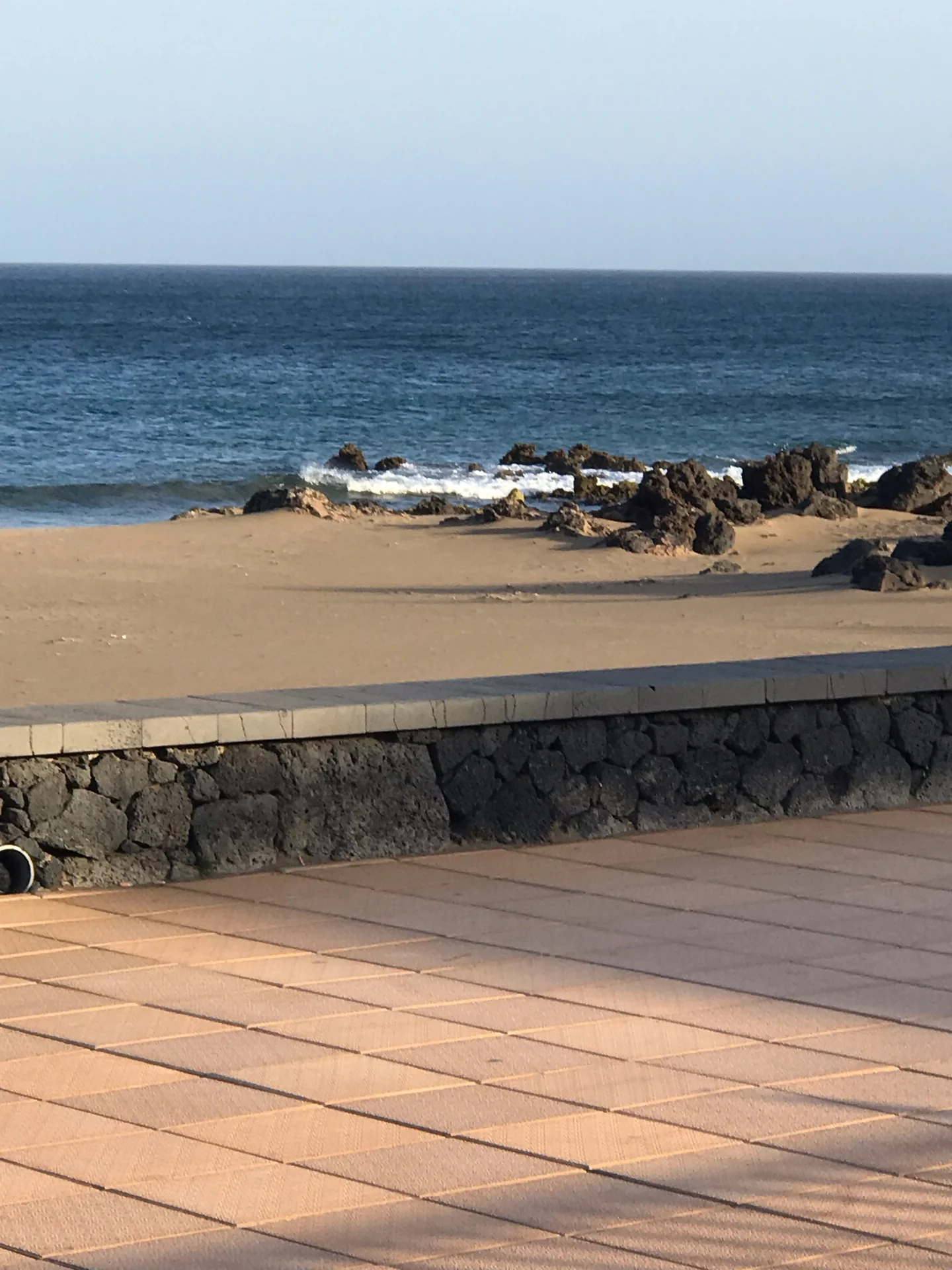 Lanzarote Puerto del carmen strand felsen promenade