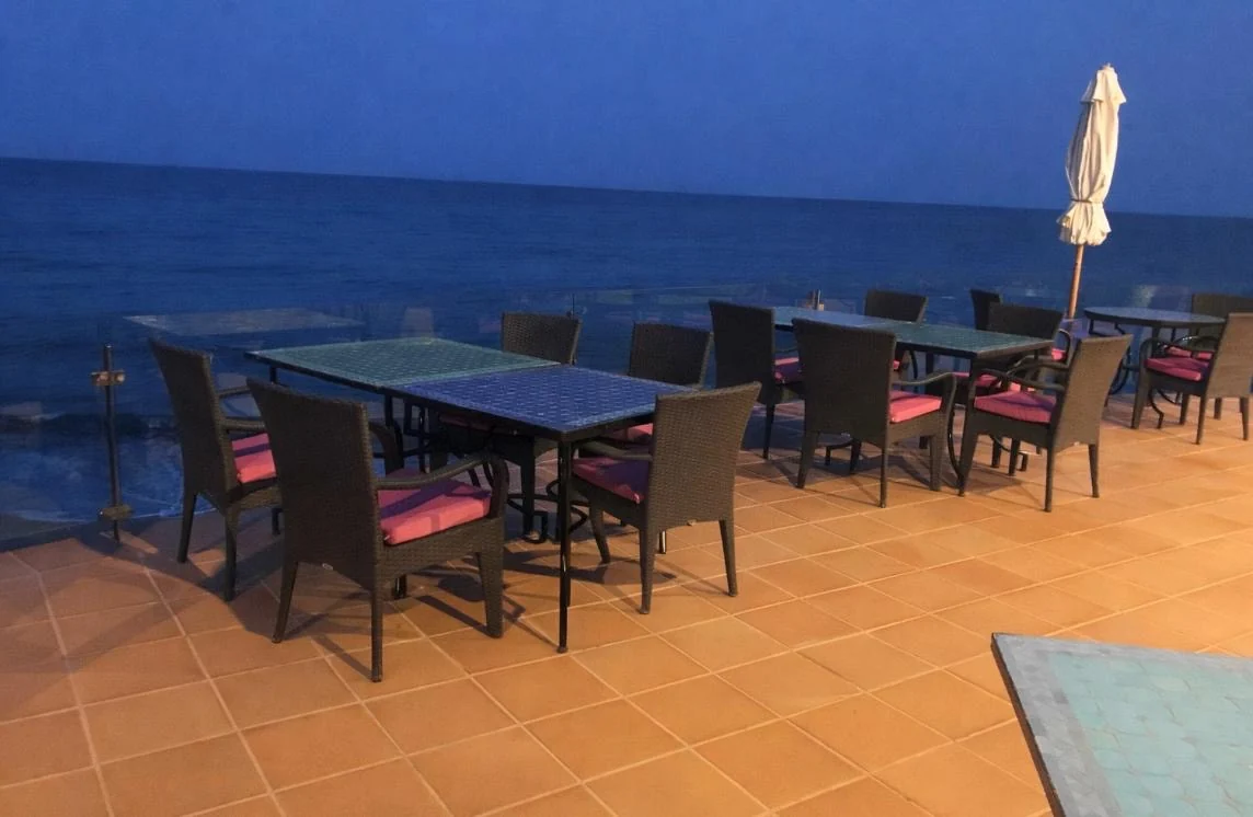 Lanzarote Restaurantterrasse meerblick blaue stunde
