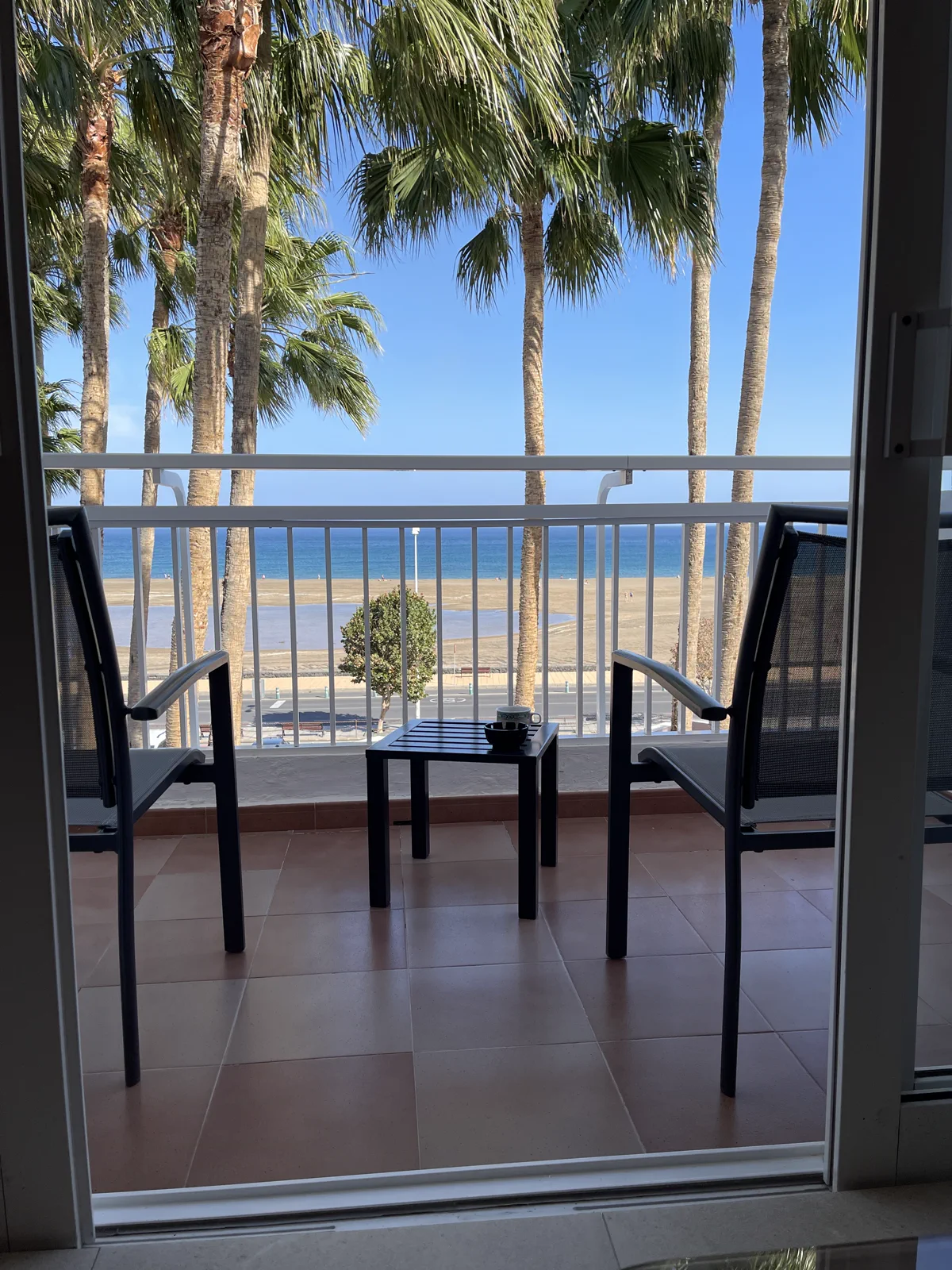 Balkon mit Meerblick auf Los Pocillos im Hotel Riu Paraiso Lanzarote