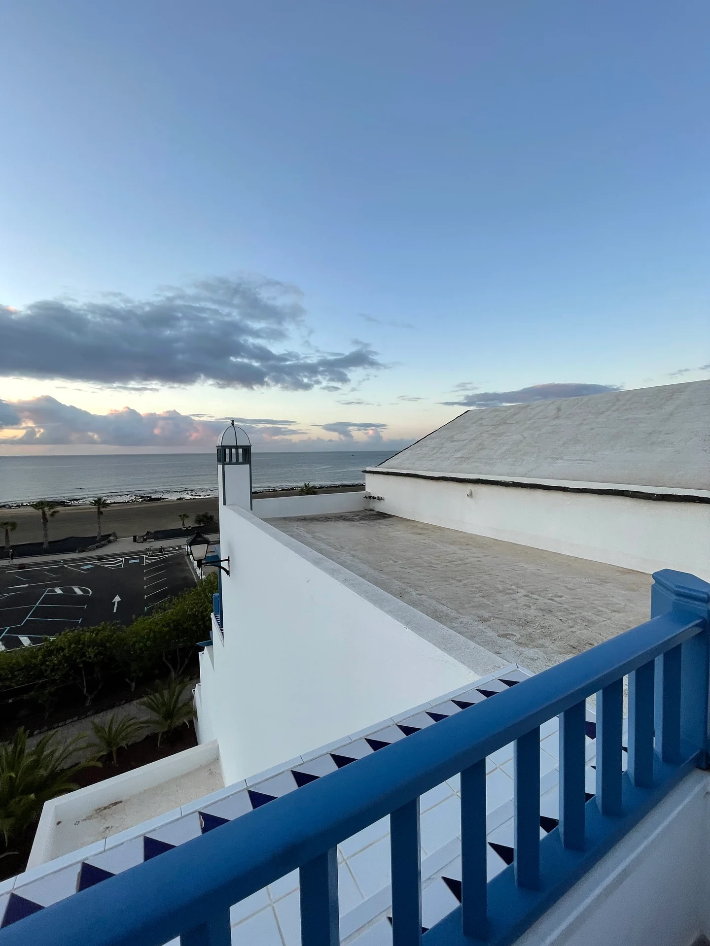 Lanzarote Seaside los jameos playa balkon blaue gelaender strandblick