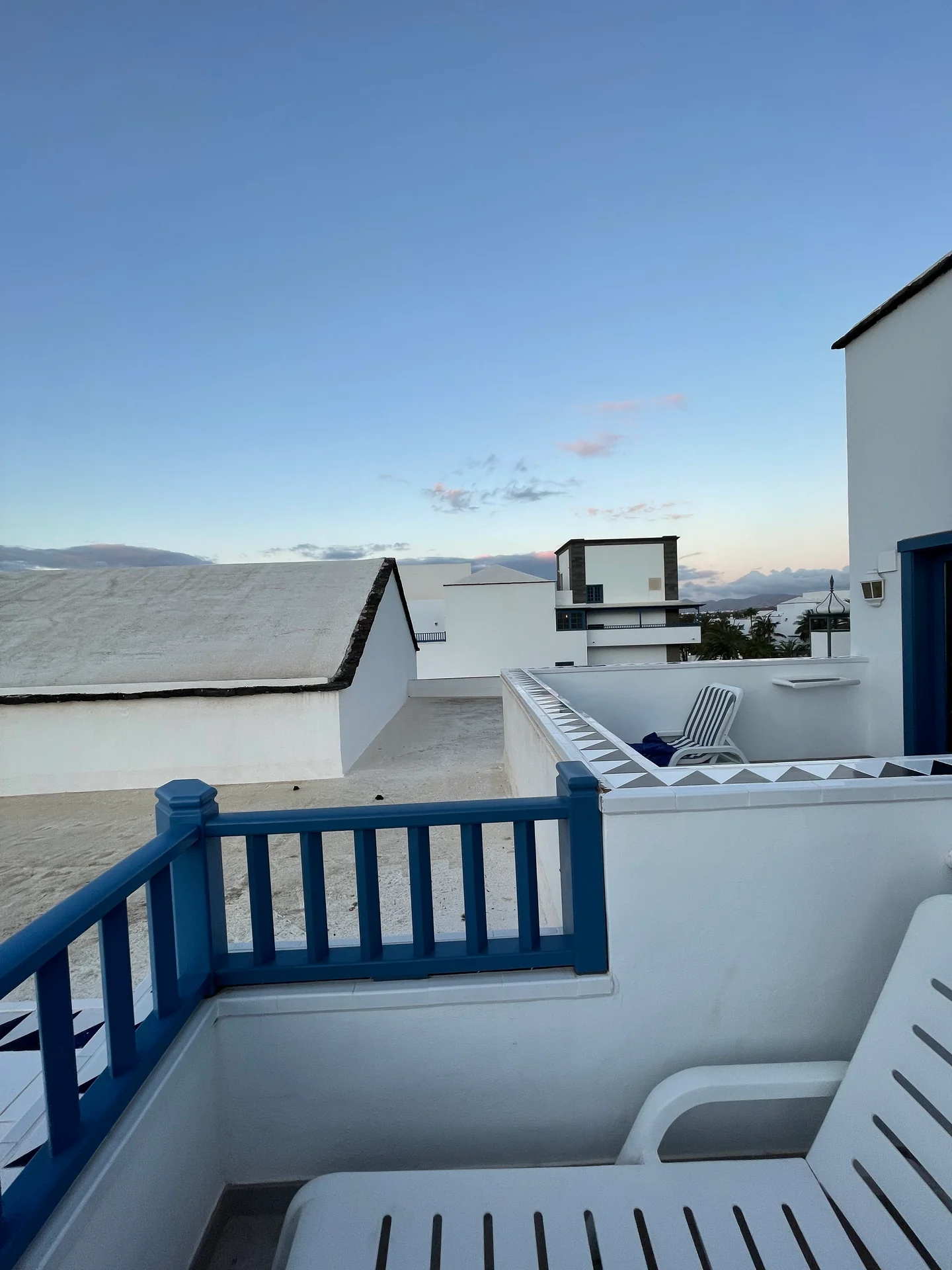 Lanzarote Seaside los jameos playa balkon blaue holzgelaender