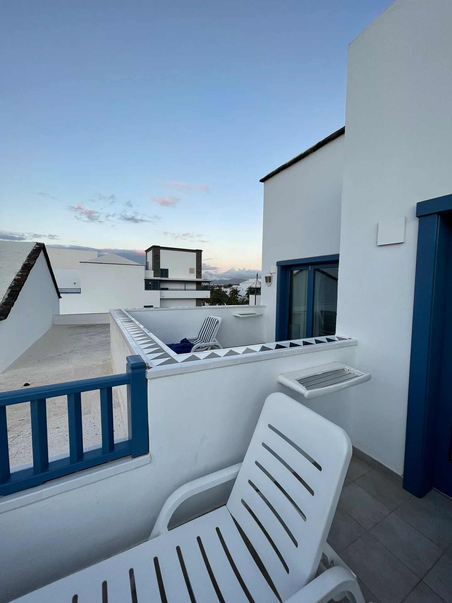 Lanzarote Seaside los jameos playa balkon liegestuehle weisse architektur