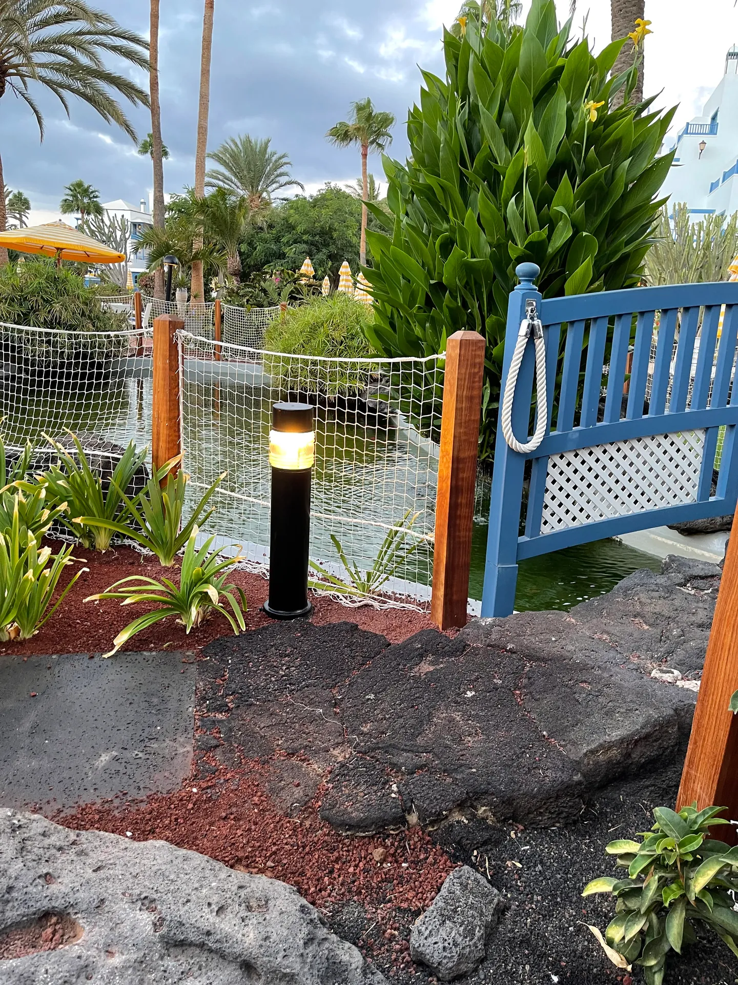 Lanzarote Seaside los jameos playa gartenanlage teich bruecke