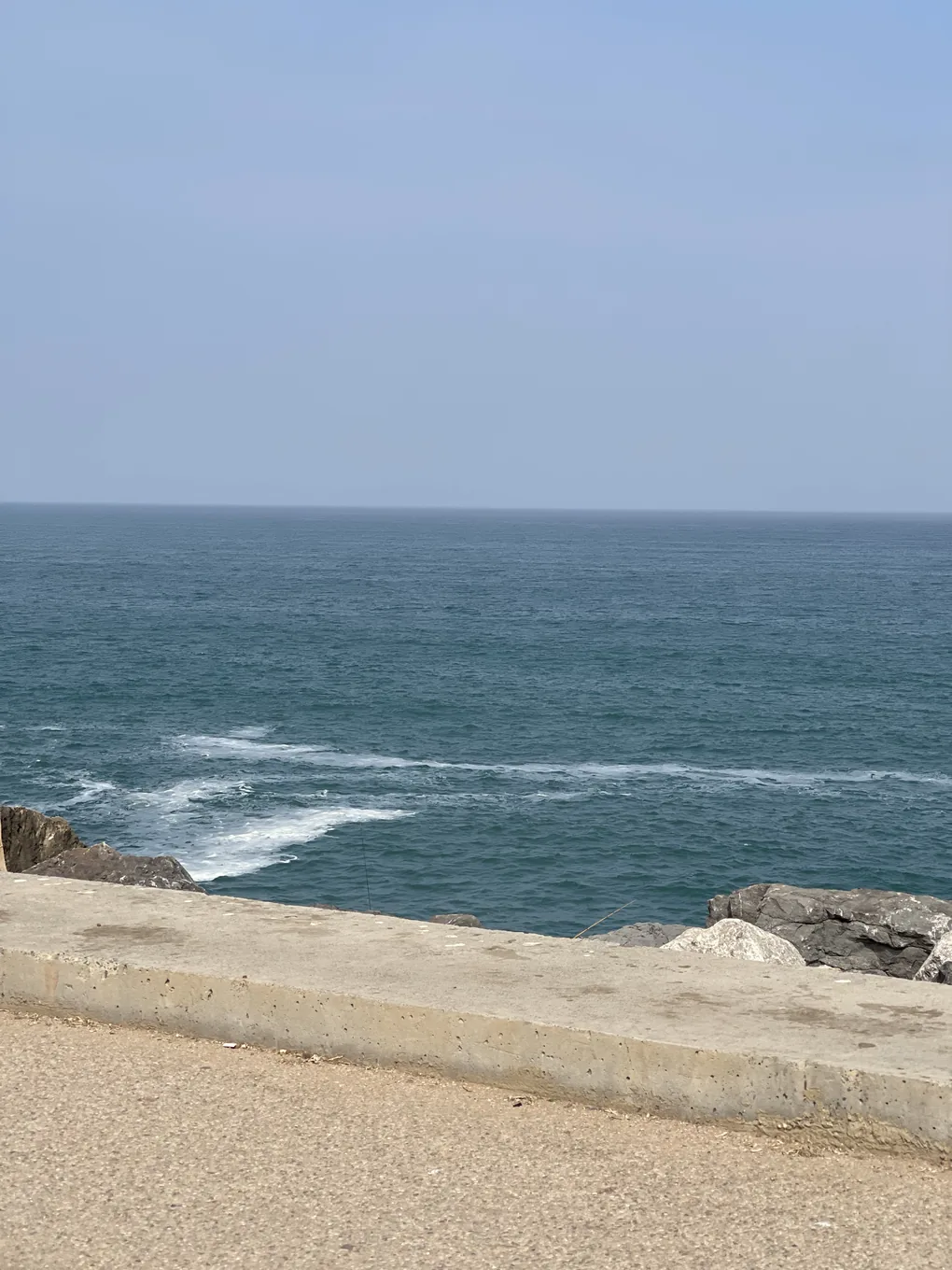 Brandung an der Küstenpromenade, Rabat, Marokko
