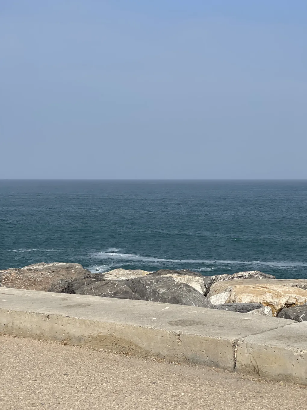 Wellen an der Felsküste bei Rabat, Marokko