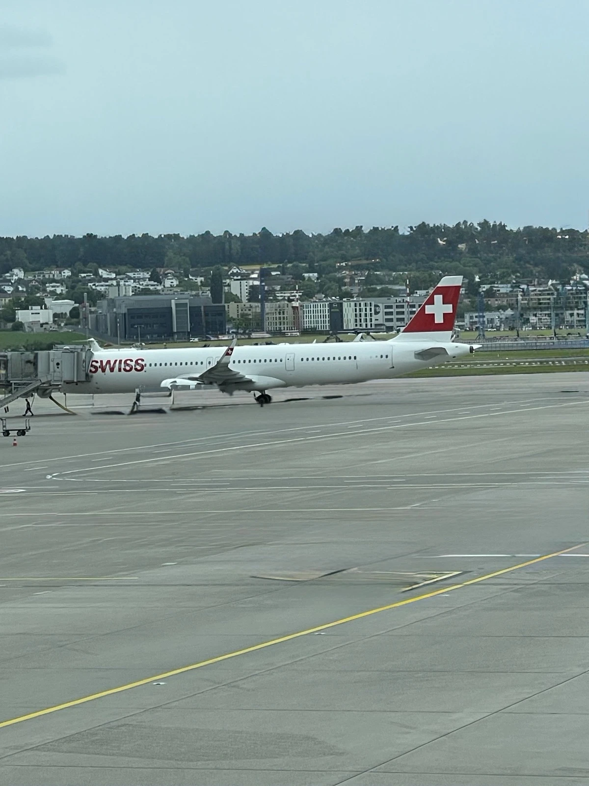 SWISS Flugzeug auf dem Vorfeld des Flughafens Zürich